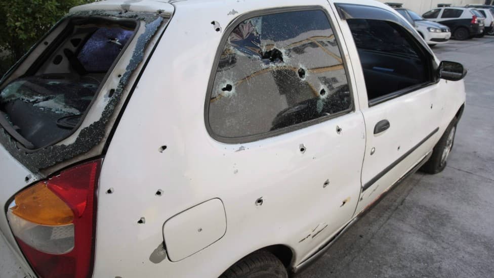 Carro crivado de tiros ao entrar em comunidade dominada por facção na periferia de Fortaleza